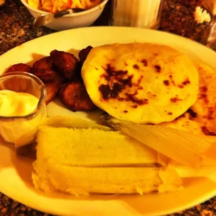 Combo: pupusas, tamal de elote, y platanos fritos