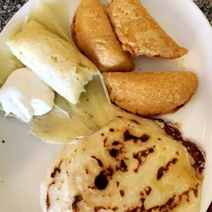 Top left: Tamal de pollo o Elote con crema  Top right: Pasteles de Carne (YUMMM!) Bottom right: Pupusas!!!