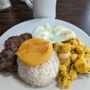 Desayuno Cuencano Rice, Motepillo, fried egg, asada steak, llapingachos.  #desayunocuenca  #ecuadorianbreakfast #desayunoecuatoriano