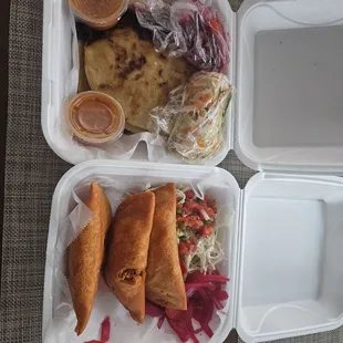 Pupusas revueltas &amp; Pastelitos de Pollo