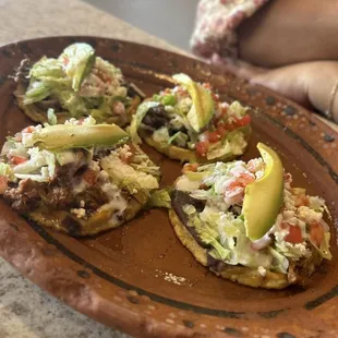 Sopes de cecina y desherbada