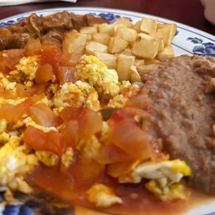Huevos Rancheros w carne guisada