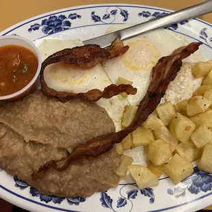 Huevos A La Mexicana Plate w/bacon (SOS)