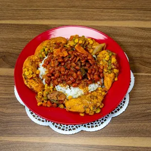 Pollo Jardinero con arroz y habichuelas  (Chicken mixed with garden vegetables) Served with white rice and beans!