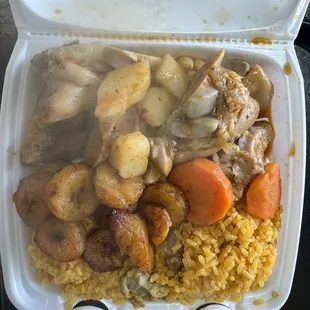 Arroz com cerdo, patitas y platanos fritos.