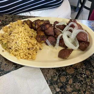 Arroz con gandules con carne frita y maduro