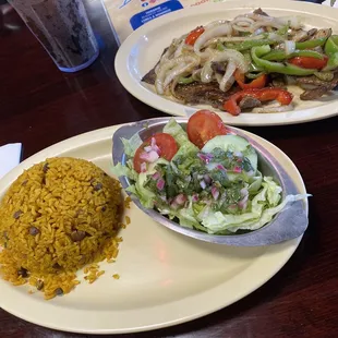 Bistec Encebollado. $11.59 Cebolla, pimiento, ajo, pimienta. Steak with onions, bell peppers, garlic and pepper.  Very good