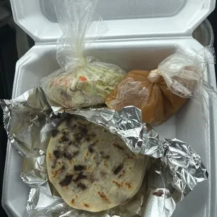 Pupusas, curtido, salsa