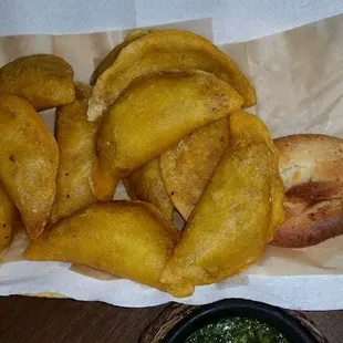 Empanadas y pan debono
