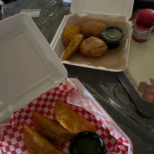 Empanadas de carne y papas y pastel de yucca con salsa aji.
