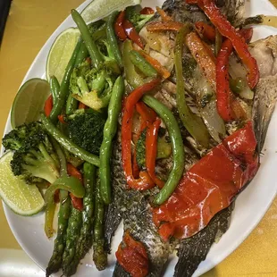 Rico pescado con vegetales
