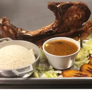 La especialidad de la casa, la rica y jugosa chuleta Can - Can servida con un arroz blanco y habichuelas y unos maduros.