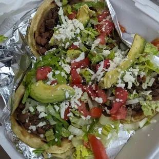 Sopes with more whole beans than asada.