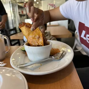 La birria está muy buena , y una vez más volví a pedir carnitas , sin duda son muy buenas ! El lugar es pequeño pero tienen un gran sabor .