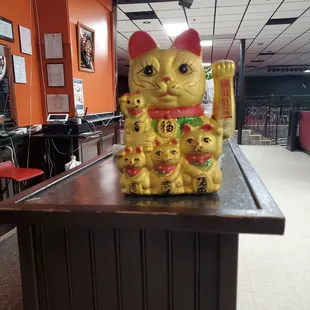Surprised to see this nice Fortune Cat family