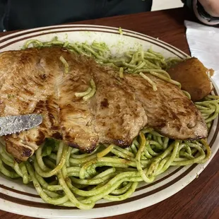 Tallarines verdes con pollo