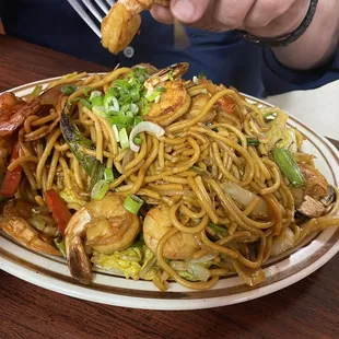 Tallarines saltado con mariscos