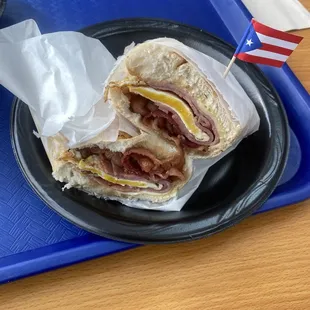 Tortipan con huevos, jamón y bacon .