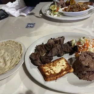 Carne Asada con gallopinto y queso frito.