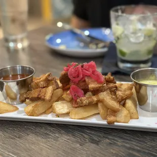 Chicharrón con yuca frita
