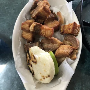 Chicharrón con arepa