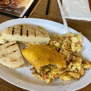 Arepa con perico y una empanada de carne