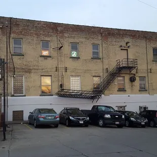 a row of cars parked in front of a building