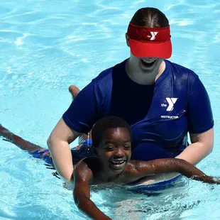 swim instructor teaching swim lessons