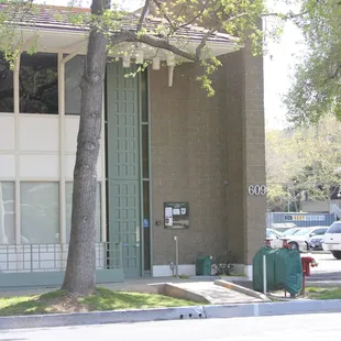 Law Library's front door - 609 9th St. in downtown Sacramento - corner of 9th &amp; F