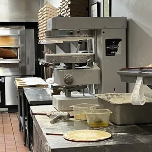 Dough press machine thingy