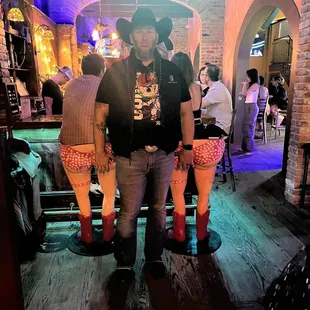 Great bar! Awesome country music and drinks!