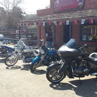 a row of motorcycles parked in front of a restaurant