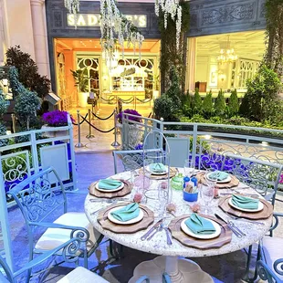 Sadelle's conservatory table