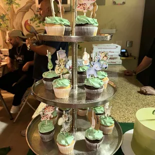 cupcake tier holder staff provided for use