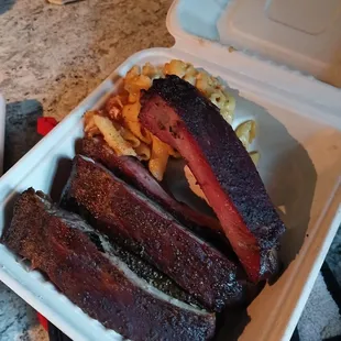 Ribs with mac and cheese - Excellent!
