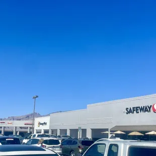 This Safeway with the mountain view is a whole vibe.