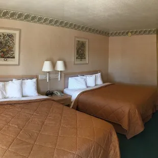 Room with 2 queen beds