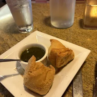 Veg Samosa with cilantro chutney
