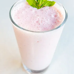 STRAWBERRY LASSI