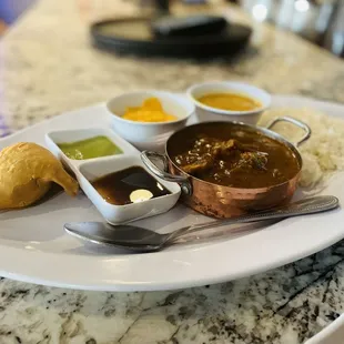 Chicken curry lunch special with samosa, naan &amp; dessert
