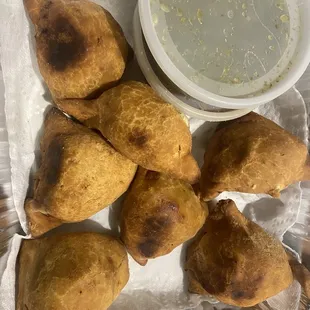 Burnt samosas showing cracks when made with overly used oil.
