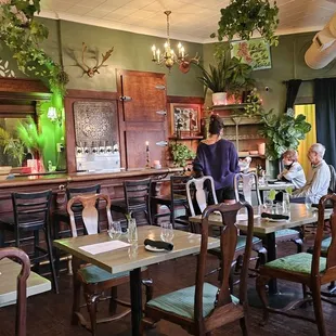 Dining area with classic furnishings and service