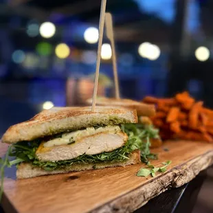CHICKEN PESTO SANDWICH