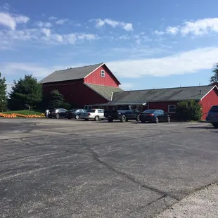 Adorable red barn that can&apos;t be missed