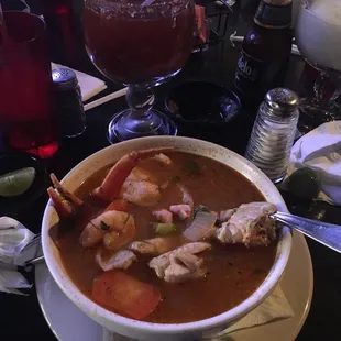 Sopa de mariscos con una michelada