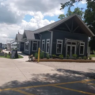 Exterior of Sahm's Haven at Heritage Lake