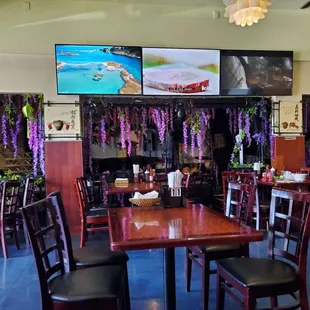 the inside of a restaurant with tables and chairs