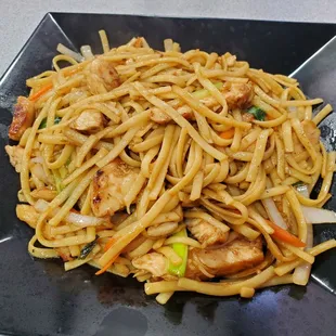 Garlic noodles with chicken $10