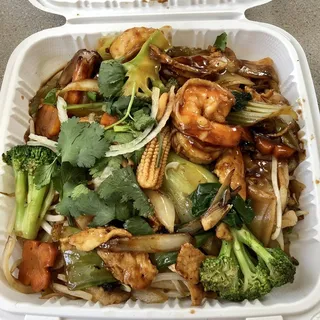 65. Chow Fun Sauteed with Chicken, Shrimp, and Mix Vegetables