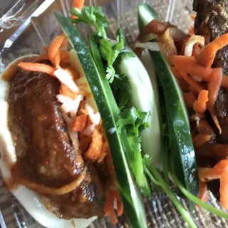 Grilled Turmeric Chicken Steamed Bun Slider
